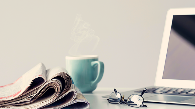 Laptop mit Zeitungen, Brille und Kaffeetasse symbolisieren die News auf robert-boettcher.com, mit aktuellen Beiträgen, wissenswertem und inspirierendem Content.