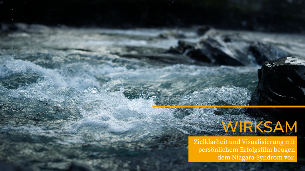 Ein reißender Fluss, kurz vor dem Wasserfall, als Metapher für das Niagara-Syndrom. Die Headline lautet: Wirksam. Darunter steht: Zielklarheit und Visualisierung mit persönlichem Erfolgsfilm beugen dem Niagara-Syndrom vor.